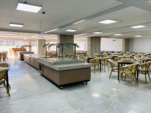 卡达斯诺瓦斯Spazzio diRoma c acesso ACQUA PARK SPLASH - Vacia Temporada的一间带桌椅的用餐室和一间自助餐厅