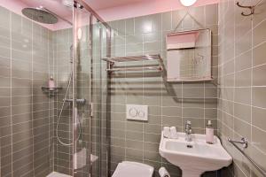 尼斯Aparthotel AMMI Vieux Nice的带淋浴、盥洗盆和卫生间的浴室
