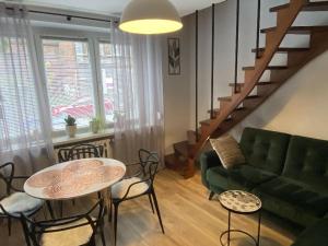 比托姆Apartament Schodami do Nieba的客厅配有绿色沙发和桌子