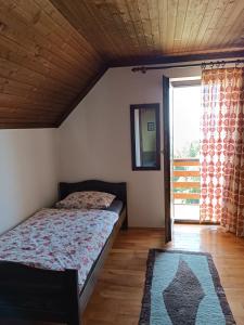 GolnikKralj Matjaž - the green escape under Alps的一间卧室设有一张床和一个大窗户