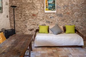 科洛尼亚-德尔萨克拉门托Casa Francis - Apartamentos的带沙发和木桌的客房
