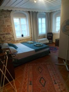 艾瓦勒克Mimosa House Ayvalık的一间设有床铺的卧室,位于带窗户的房间内
