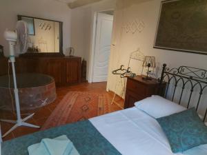 艾瓦勒克Mimosa House Ayvalık的一间卧室配有一张床和一个浴缸