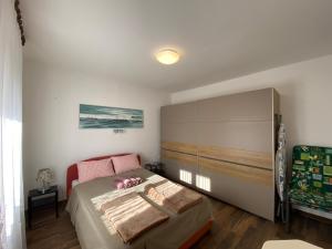 诺维·维诺多尔斯基Apartment Bigi的一间卧室配有一张床和一个大型橱柜