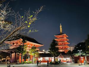 东京浅草寺3分｜浅草駅6分｜広い｜畳部屋付き｜2-14人｜成田&羽田空港直通的一座大建筑,前面有一个钟楼