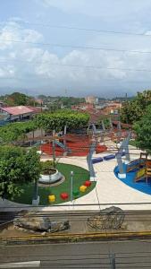 塔拉波托Apartamento Banda de Shilcayo的公园设有带滑梯和树木的游乐场
