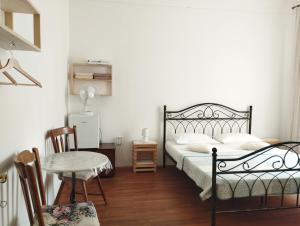 伊佐拉Guest House Izola的卧室配有一张床和一张桌子及椅子