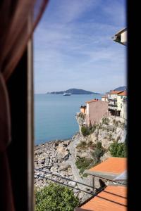 特拉罗Casa La Polpessa的从窗户可欣赏到海景