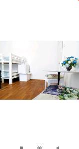 伊佐拉Guest House Izola的一间卧室配有一张床和一张带花瓶的书桌