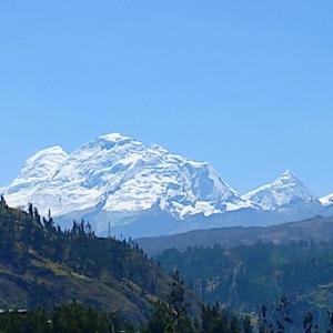 瓦拉斯Eco Hotel Banderas的山顶上白雪覆盖的山