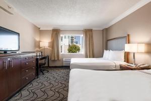 奥克兰杰克伦敦旅馆的酒店客房设有两张床和一台平面电视。