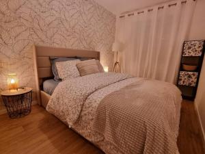 米卢斯Les Alliés的卧室配有带白色棉被的床
