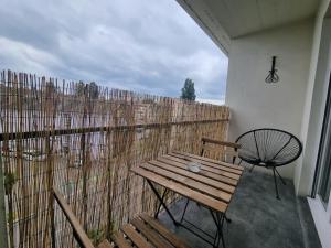 米卢斯Les Alliés的阳台设有木凳和围栏。