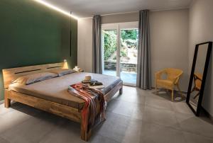 奥梅尼亚d'Ocalée Holiday Experience lago d'Orta的一间卧室设有一张大床和一个窗户。