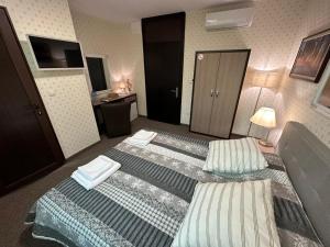 哈斯科沃Хотел АВРОРА的酒店客房配有两张床和一张书桌