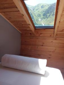 艾德亚耶拉西Ayder Rainbow Gokkusagi的木制客房的一张床位,设有窗户