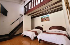 库斯科Hotel Cusco Plaza Saphi的楼梯间内的两张床