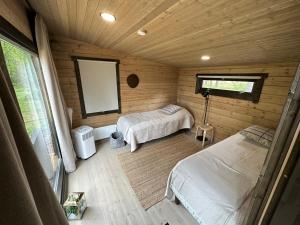海卢奥托Villa Terwaluoto的小木屋内一间卧室,配有两张床