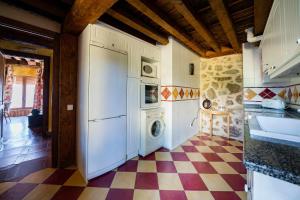 拉耶斯Casa Rural Álamo Grande的一间带洗衣机的厨房和 ⁇ 格地板