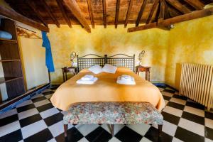 拉耶斯Casa Rural Álamo Grande的一间卧室配有一张床,铺有一个 ⁇ 板地板