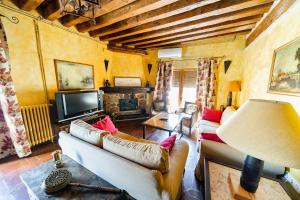 拉耶斯Casa Rural Álamo Grande的客厅配有两张沙发和一台电视机