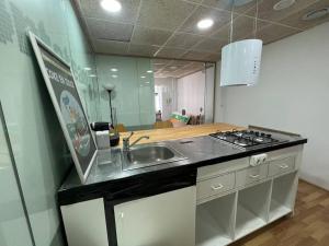 MatadeperaApp privado en casa, si mascotas的厨房配有水槽和台面