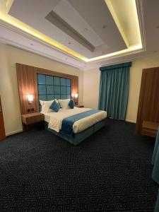 艾卜哈مساكن الراحة的一间设有大床和窗户的酒店客房