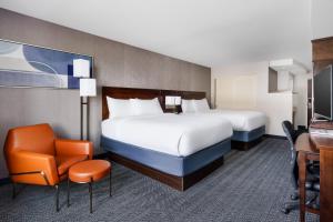 基恩基恩市中心万怡酒店的酒店客房配有两张床和一张书桌