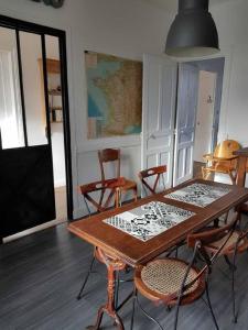 图尔L'APPART de 75 m², déco sympa à Tours的一间带木桌和椅子的用餐室