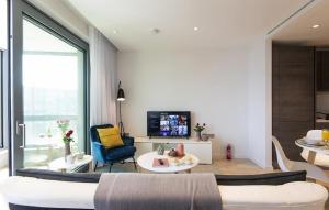 伦敦Stunning 1 Bed apartment at Kings Cross-St Pancras By City Apartments UK Short Lets Serviced Accommodation的客厅配有沙发和桌子