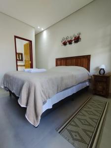 蒂拉登特斯Pouso Casa da Vovó的一间卧室,卧室内配有一张大床
