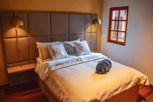 波哥大Casa Dreamer Bogotá的一间卧室配有一张大床和大床头板