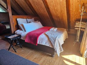 哈内茨堡Imoflo的一间卧室配有一张带红色毯子的床