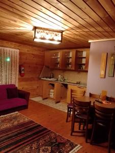 艾德亚耶拉西Ayder Rainbow Gokkusagi的小屋内的客厅配有沙发和桌子
