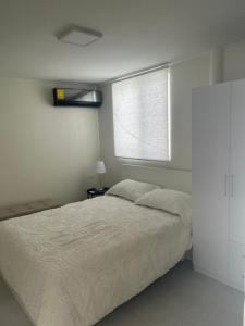 奥拉涅斯塔德Klip lagoon apartsments的白色的卧室设有床和窗户