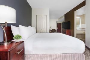 曼切斯特曼彻斯特波士顿地区机场春季山丘套房酒店的一张大白色的床,位于酒店客房内