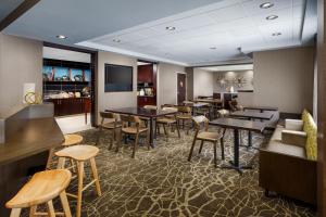 曼切斯特曼彻斯特波士顿地区机场春季山丘套房酒店的一间在房间内配有桌椅的餐厅