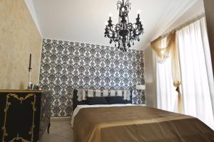 波尔图桑特埃尔皮迪奥Casavacanze Azzurro Mare的一间卧室配有一张大床和一个吊灯。