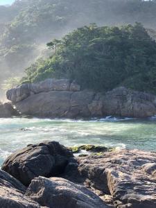 特林达德Pouso da Celeste - Trindade的一片拥有岩石、海洋和山脉的海滩