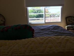 萨尔塔Balcon de los Andes的一间卧室设有一张床和一个窗口