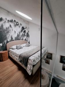 拉瓦罗内Loft Malga Laghetto的一间卧室配有一张床和镜子