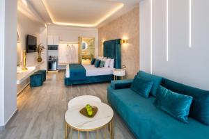 菲罗斯特法尼奥拉套房住宿加早餐旅馆的客厅配有蓝色的沙发和床。