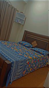 拉瓦尔品第Apartment first floor for rent near commercial market satellite town Rawalpindi的一间卧室配有床,床上装有被子