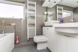 RoffeySpacious 5 Bedroom 11 Guest Family House in Horsham的浴室配有卫生间、盥洗盆和浴缸。