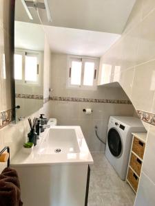 奥里韦拉斯科斯塔Olive Tree Bungalow La Zenia的一间带水槽和洗衣机的浴室