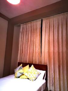 塔拉波托Apartamento Banda de Shilcayo的一间卧室配有一张带黄色枕头的床