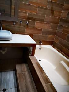 塔拉波托Apartamento Banda de Shilcayo的带浴缸、卫生间和盥洗盆的浴室