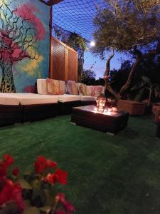 拉梅特拉·德·玛尔Yurta Bora Bora的客厅配有沙发和桌子,位于草地上