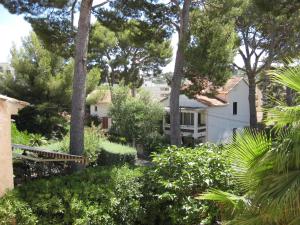 滨海卡瓦莱尔Rez de villa, 2 pièces, 2 à 4 pers, à 250 m plage et centre-ville的享有花园的景致。