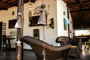 圣若热岛POUSADA PALIPALAN的一间藤椅,挂在里面的钟